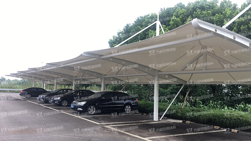 張拉膜車棚造價和哪些因素有關(guān)？降低張拉膜車棚造價的方法有哪些？