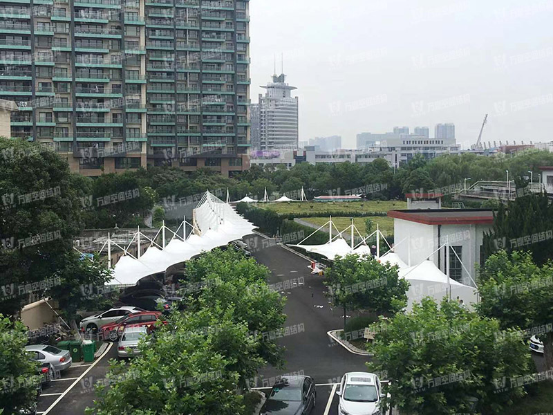 張拉膜車棚造價和哪些因素有關(guān)？降低張拉膜車棚造價的方法有哪些？