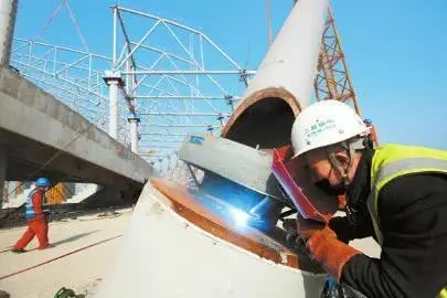 成都大運(yùn)會(huì)主場(chǎng)館進(jìn)入鋼結(jié)構(gòu)施工，“飛碟”造型顯雛形