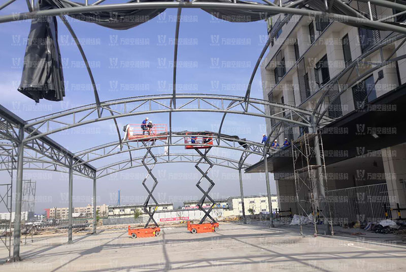 奉化方橋農(nóng)副鋼結構雨棚工程進入膜布安裝階段
