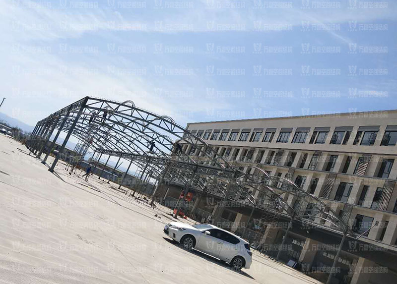 奉化方橋農(nóng)副鋼結構雨棚工程進入膜布安裝階段