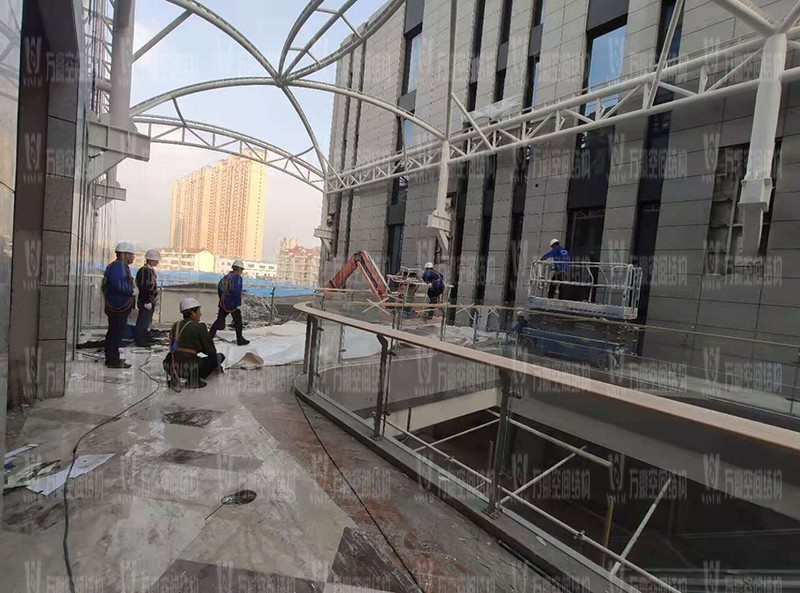 新泰卓越·財(cái)富廣場膜結(jié)構(gòu)項(xiàng)目進(jìn)入膜布安裝階段 新泰卓越·財(cái)富廣場膜結(jié)構(gòu)項(xiàng)目進(jìn)入膜布安裝階段