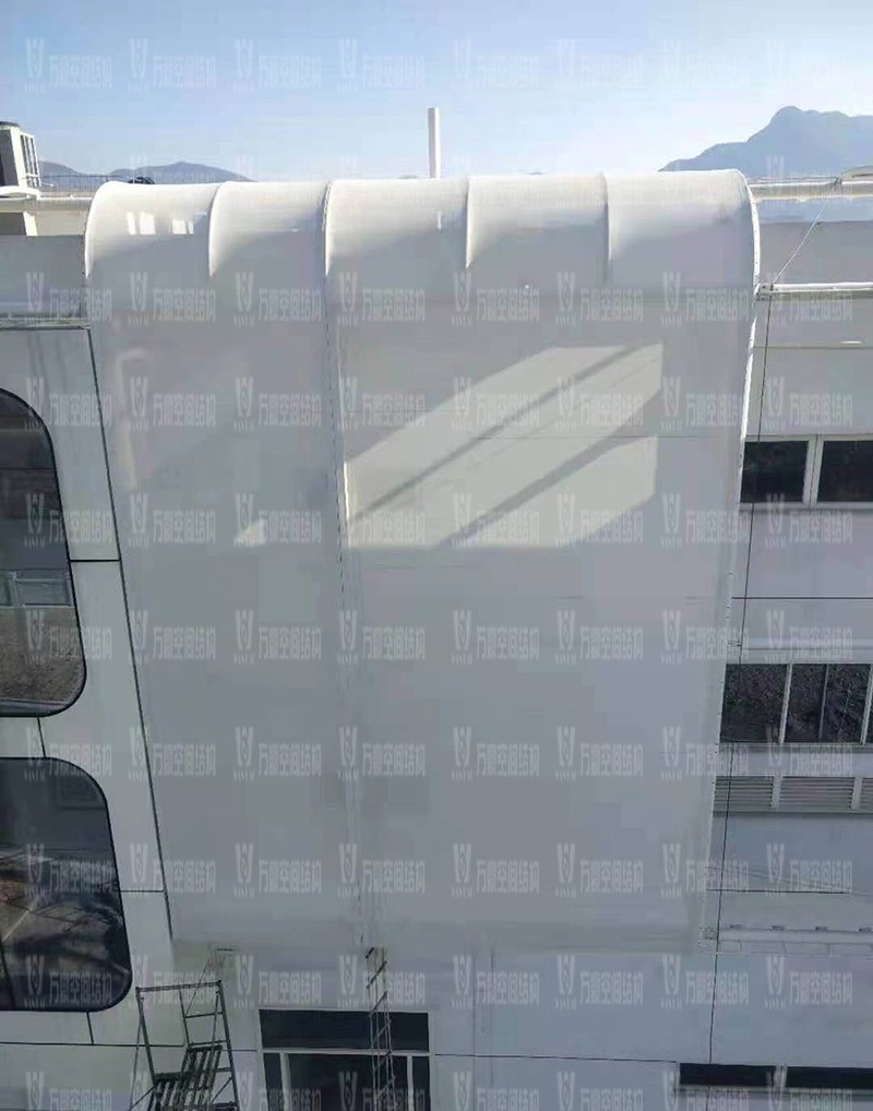 寧波益富樂公司新廠房外立面PTFE膜結構項目膜結構安裝中 寧波益富樂公司新廠房外立面PTFE膜結構項目膜結構安裝中