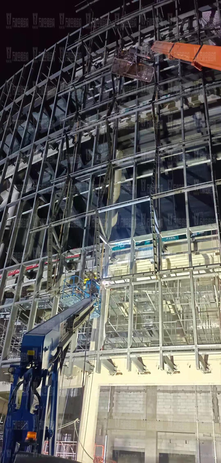 紹興國際會展中心一期B區(qū)會議中心PTFE膜結(jié)構(gòu)工程火熱拼裝、吊裝中