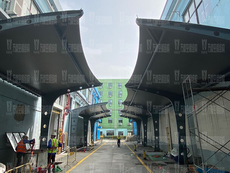 膜結(jié)構(gòu)車棚安裝時(shí)有哪些注意事項(xiàng)？車棚為什么選擇膜結(jié)構(gòu)？