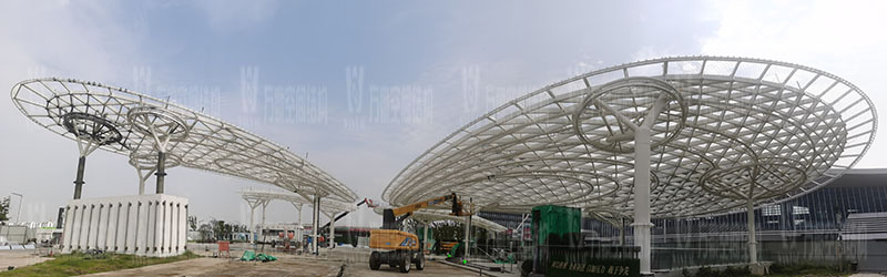 滬通鐵路張家港站地方配套工程站前西側(cè)旅客集散區(qū)蝴蝶造型天幕工程鋼結(jié)構(gòu)接近尾聲 滬通鐵路張家港站地方配套工程站前西側(cè)旅客集散區(qū)蝴蝶造型天幕工程鋼結(jié)構(gòu)接近尾聲