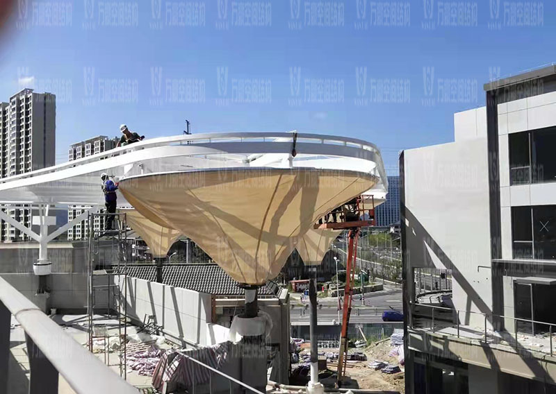 臺州大板橋ETFE氣枕天幕項目膜結(jié)構(gòu)安裝中 臺州大板橋ETFE氣枕天幕項目膜結(jié)構(gòu)安裝中