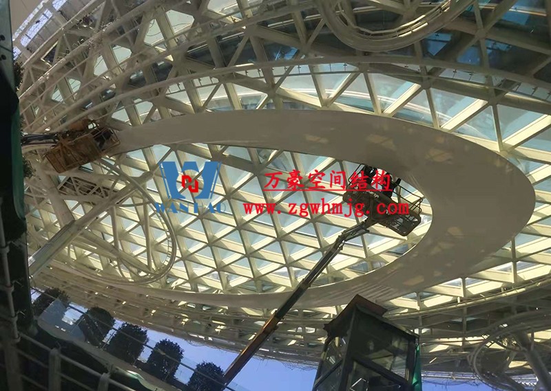 滬通鐵路張家港站地方配套工程站前西側旅客集散區(qū)蝴蝶造型天幕工程膜結構安裝中 滬通鐵路張家港站地方配套工程站前西側旅客集散區(qū)蝴蝶造型天幕工程膜結構安裝中