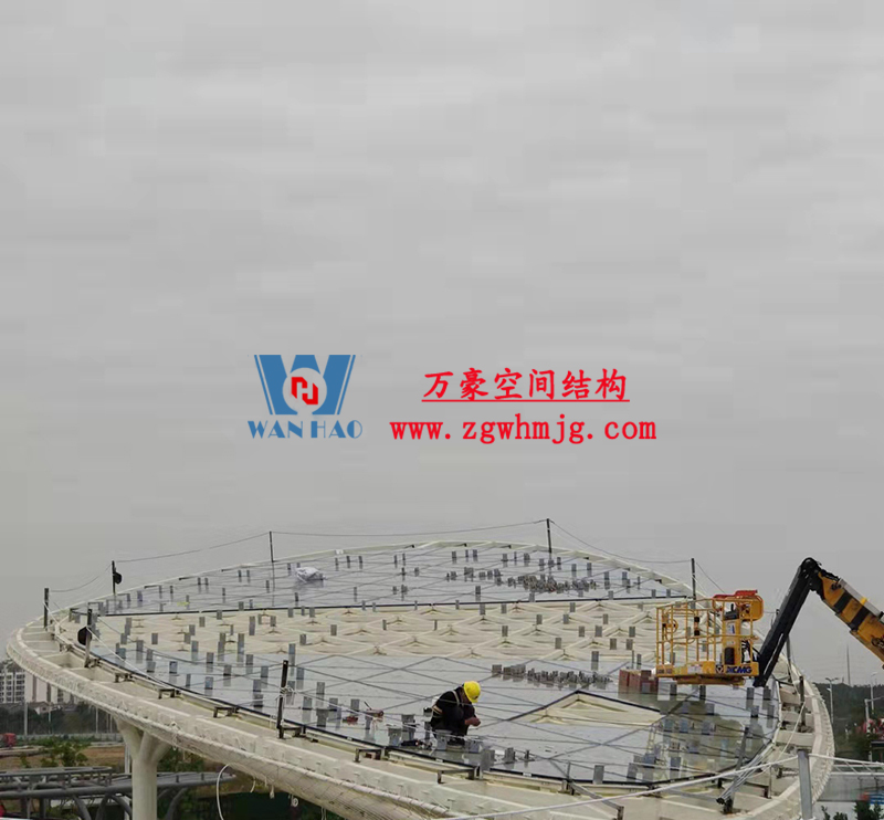 滬通鐵路張家港站地方配套工程站前西側旅客集散區(qū)蝴蝶造型天幕工程膜結構安裝中 滬通鐵路張家港站地方配套工程站前西側旅客集散區(qū)蝴蝶造型天幕工程膜結構安裝中