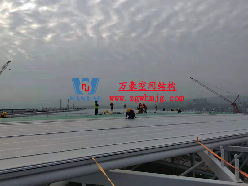 重慶龍興足球場(chǎng)ETFE屋面膜結(jié)構(gòu)工程屋面鋼結(jié)構(gòu)完成，膜結(jié)構(gòu)安裝中