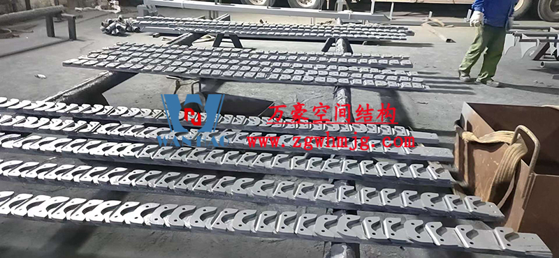 重慶龍興足球場(chǎng)ETFE屋面膜結(jié)構(gòu)工程屋面鋼結(jié)構(gòu)完成，膜結(jié)構(gòu)安裝中