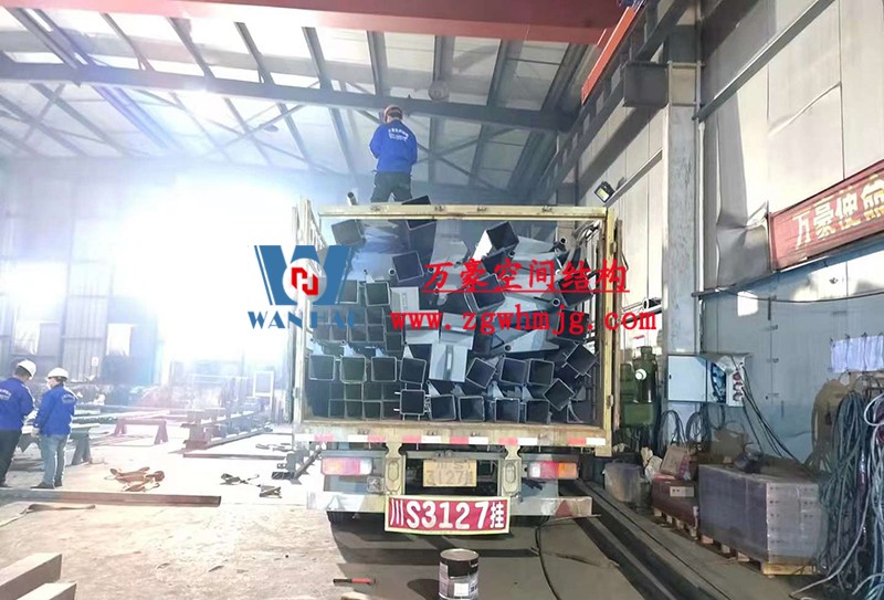 重慶龍興足球場(chǎng)ETFE屋面膜結(jié)構(gòu)工程屋面鋼結(jié)構(gòu)完成，膜結(jié)構(gòu)安裝中