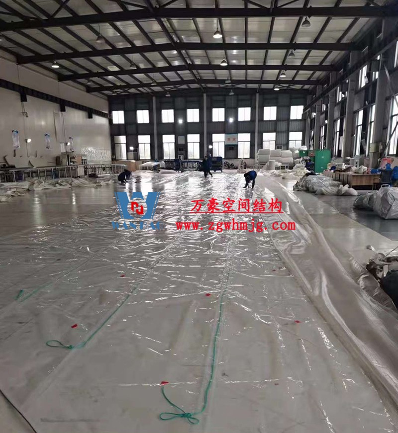 重慶龍興足球場(chǎng)ETFE屋面膜結(jié)構(gòu)工程屋面鋼結(jié)構(gòu)完成，膜結(jié)構(gòu)安裝中