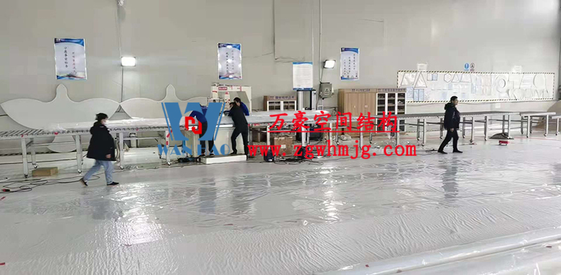 重慶龍興足球場(chǎng)ETFE屋面膜結(jié)構(gòu)工程屋面鋼結(jié)構(gòu)完成，膜結(jié)構(gòu)安裝中