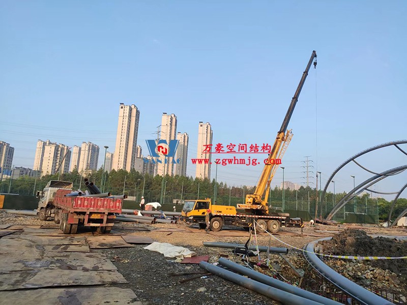 寧波諾丁漢大學(xué)室外運(yùn)動場地改擴(kuò)建項(xiàng)目膜結(jié)構(gòu)工程火熱施工中 寧波諾丁漢大學(xué)室外運(yùn)動場地改擴(kuò)建項(xiàng)目膜結(jié)構(gòu)工程火熱施工中