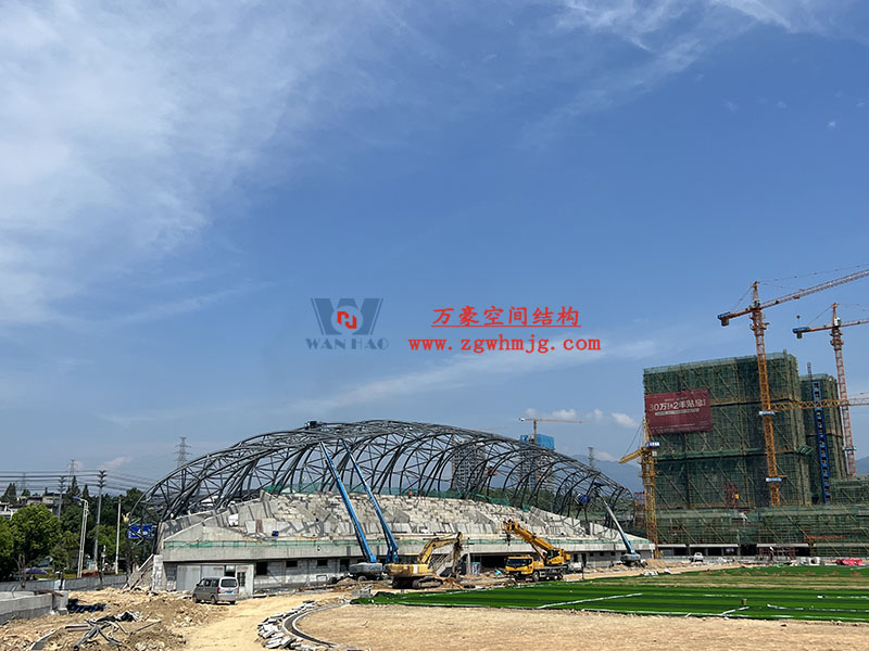 龍泉市體育場(chǎng)鋼膜結(jié)構(gòu)工程鋼結(jié)構(gòu)接近尾聲