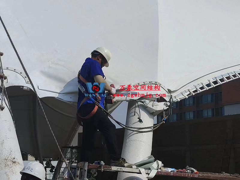 寧波諾丁漢大學(xué)室外運(yùn)動(dòng)場地改擴(kuò)建項(xiàng)目膜結(jié)構(gòu)工程膜結(jié)構(gòu)安裝中