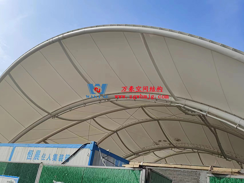 寧波諾丁漢大學(xué)室外運(yùn)動(dòng)場地改擴(kuò)建項(xiàng)目膜結(jié)構(gòu)工程膜結(jié)構(gòu)安裝中