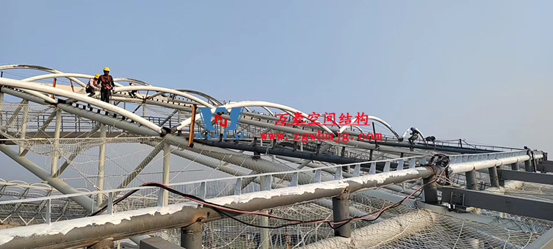 襄陽(yáng)奧體中心膜結(jié)構(gòu)工程鋼結(jié)構(gòu)接近尾聲，膜結(jié)構(gòu)開(kāi)始安裝