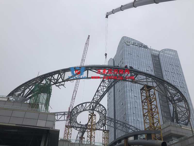 明宇廣場(chǎng)6號(hào)地塊商業(yè)（萬(wàn)達(dá)廣場(chǎng)）改造項(xiàng)目鋼膜結(jié)構(gòu)ETFE蓋頂天幕工程進(jìn)入鋼結(jié)構(gòu)吊裝階段