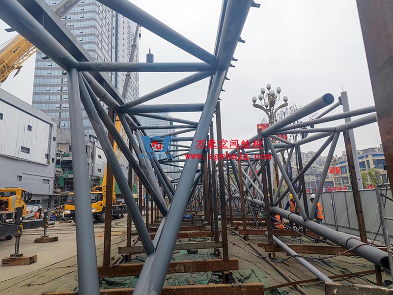 明宇廣場(chǎng)6號(hào)地塊商業(yè)（萬(wàn)達(dá)廣場(chǎng)）改造項(xiàng)目鋼膜結(jié)構(gòu)ETFE蓋頂天幕工程進(jìn)入鋼結(jié)構(gòu)吊裝階段