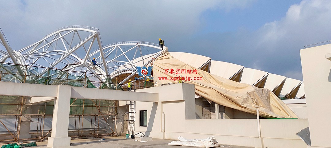 施工加速，這個PTFE膜結(jié)構(gòu)天幕即將完工！