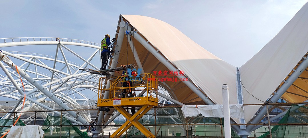 施工加速，這個PTFE膜結(jié)構(gòu)天幕即將完工！