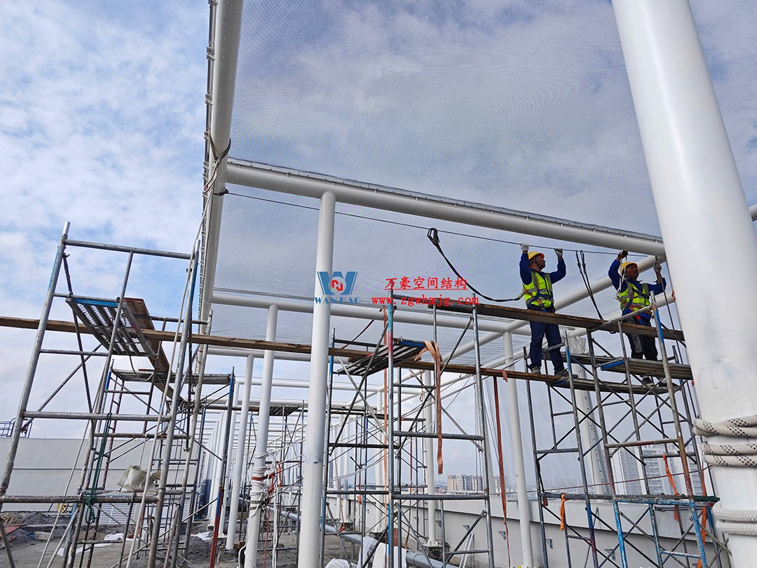 聚焦工程高質(zhì)量建設(shè)，這個網(wǎng)格織物幕墻正在施工安裝中