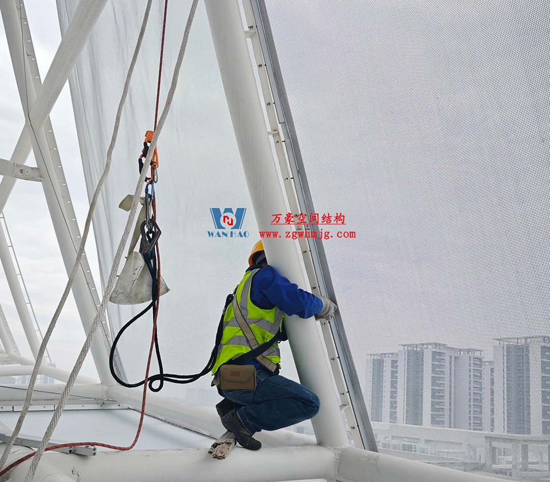 聚焦工程高質(zhì)量建設(shè)，這個網(wǎng)格織物幕墻正在施工安裝中