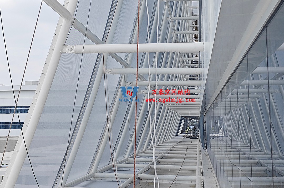 聚焦工程高質(zhì)量建設(shè)，這個網(wǎng)格織物幕墻正在施工安裝中