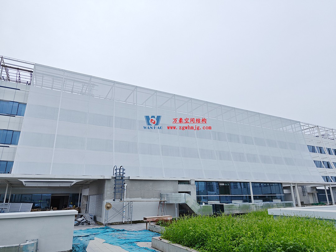 聚焦工程高質(zhì)量建設(shè)，這個網(wǎng)格織物幕墻正在施工安裝中