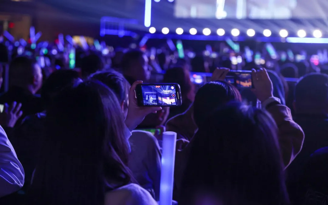 平陽體育中心群星演唱會！超萬人圍觀，現(xiàn)場火爆High唱！