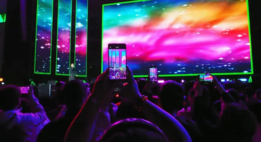 平陽體育中心群星演唱會！超萬人圍觀，現(xiàn)場火爆High唱！