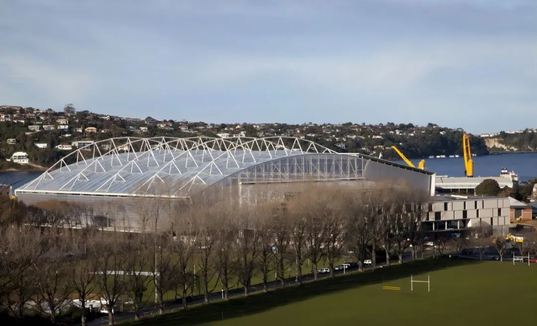 屋頂下生長(zhǎng)著天然草皮的永久封閉式體育場(chǎng) 屋頂下生長(zhǎng)著天然草皮的永久封閉式體育場(chǎng)