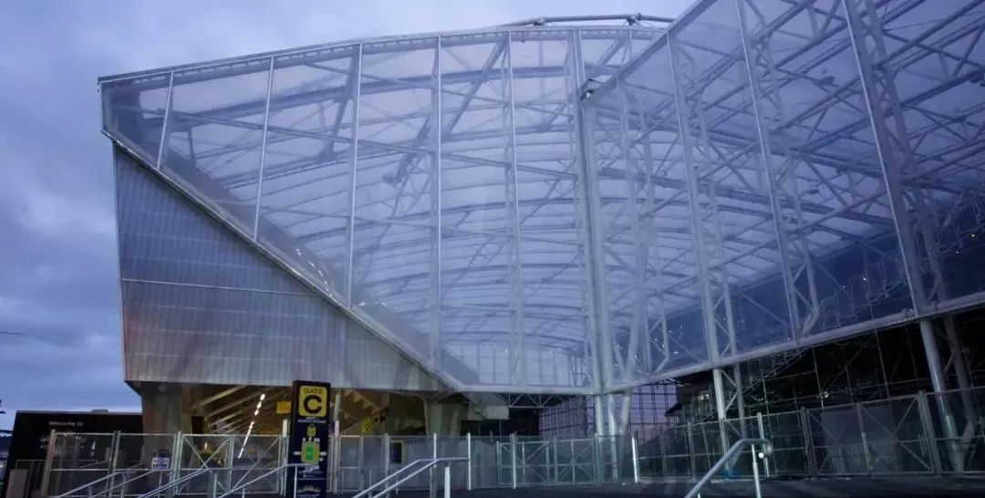 屋頂下生長(zhǎng)著天然草皮的永久封閉式體育場(chǎng) 屋頂下生長(zhǎng)著天然草皮的永久封閉式體育場(chǎng)