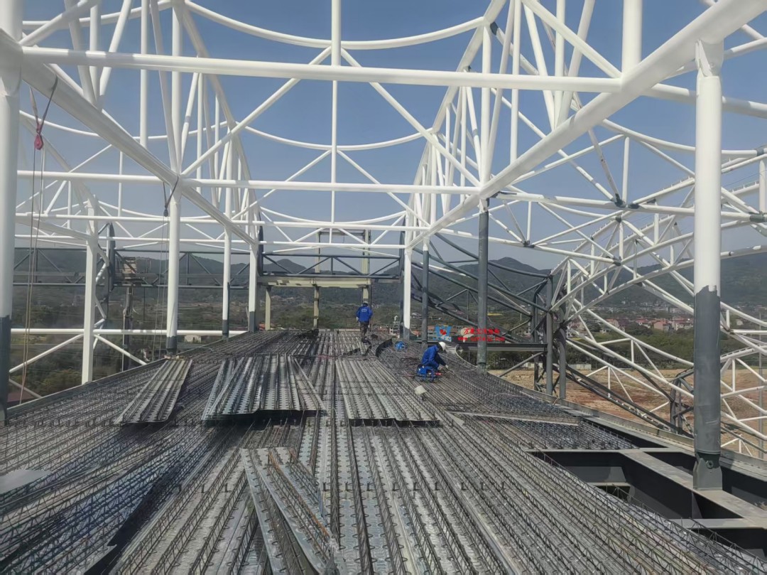 馭風(fēng)逐沙，織就賽道美學(xué)——比亞迪紹興嵊州賽車場干拔沙坡觀景平臺鋼膜結(jié)構(gòu)