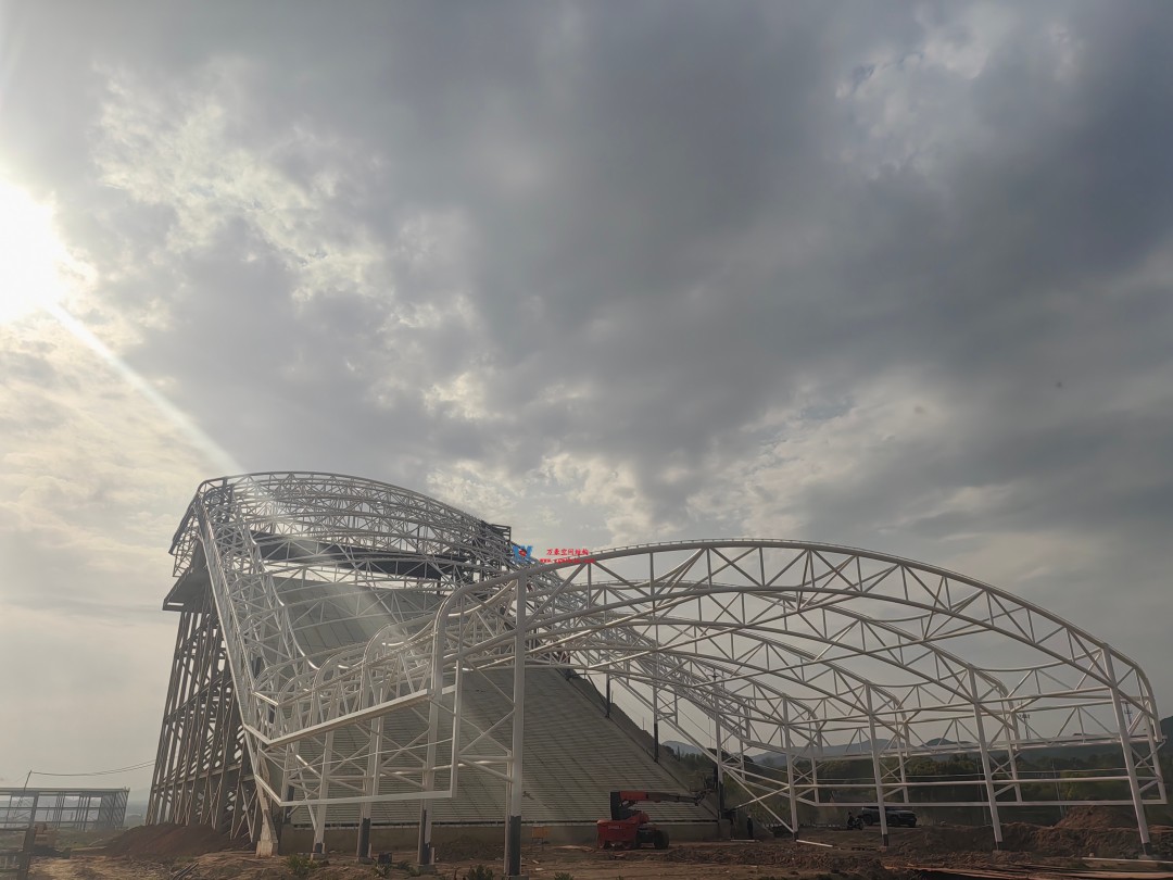 馭風(fēng)逐沙，織就賽道美學(xué)——比亞迪紹興嵊州賽車場干拔沙坡觀景平臺鋼膜結(jié)構(gòu)