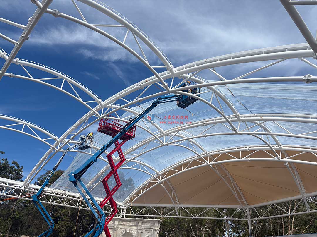 跨越山海的建筑新章！澳大利亞噴泉廣場(chǎng)天幕張拉正酣，雙膜科技賦能莊園建筑