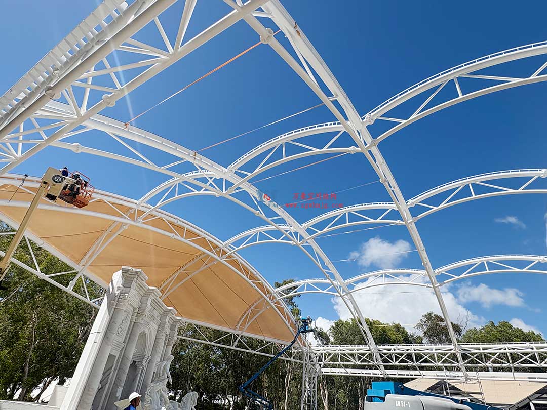 跨越山海的建筑新章！澳大利亞噴泉廣場(chǎng)天幕張拉正酣，雙膜科技賦能莊園建筑