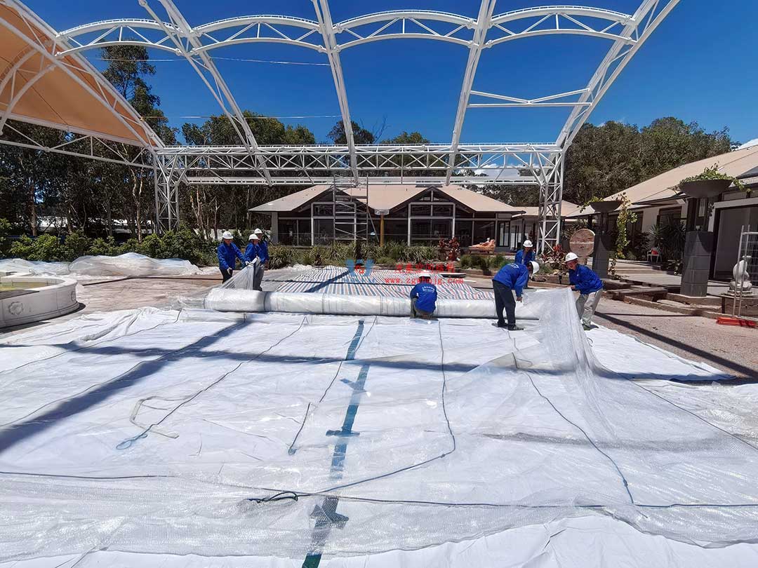 跨越山海的建筑新章！澳大利亞噴泉廣場(chǎng)天幕張拉正酣，雙膜科技賦能莊園建筑