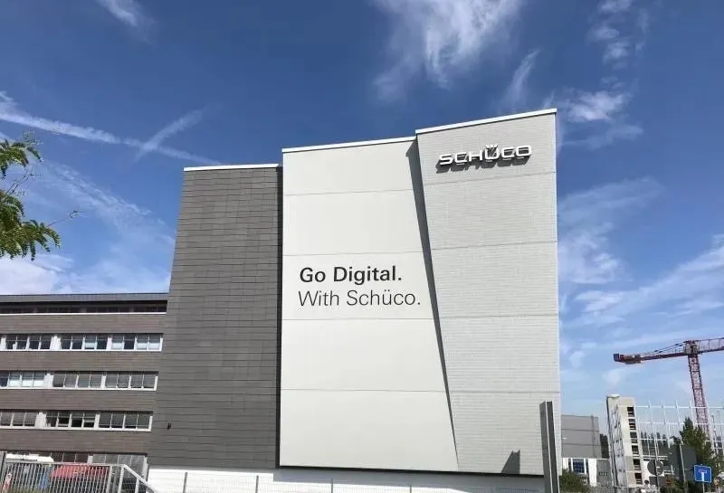 德國(guó)旭格總部大樓新門(mén)面-織物幕墻