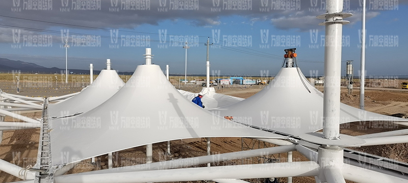 茶卡景區(qū)（二期）膜結(jié)構(gòu)工程A區(qū)鋼結(jié)構(gòu)主體施工完成，膜結(jié)構(gòu)開始安裝