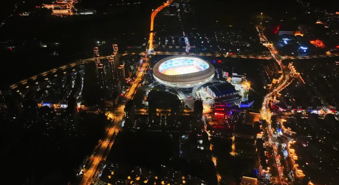 平陽(yáng)體育中心群星演唱會(huì)！超萬(wàn)人圍觀，現(xiàn)場(chǎng)火爆High唱！